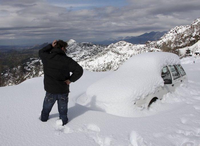 ¿Cuánto tiempo hay que dejar a ralentí el motor tras arrancar en frío?