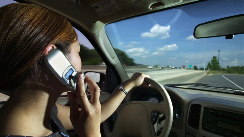 Nace el primer radar que detecta el uso del móvil al volante