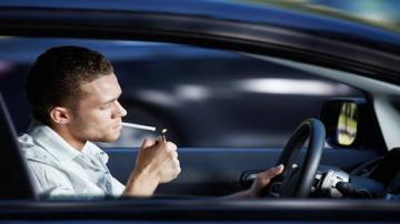 ¿Podemos fumar mientras conducimos?