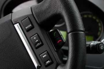 Los sistemas de manos libres que puedes usar en el coche